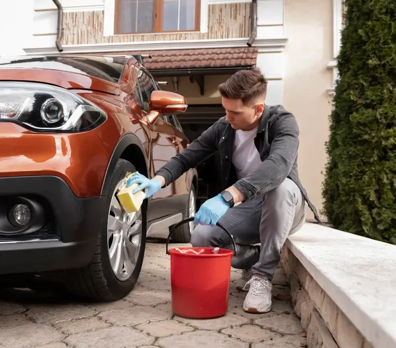 Lavage auto à domicile Les Hautes-Rivières : professionnel intervenant sur un véhicule